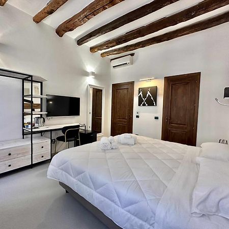 C&O Savoia Deluxe Rooms Cagliari Esterno foto