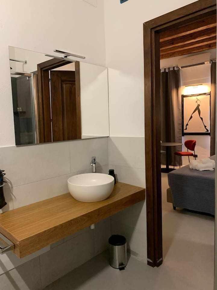 C&O Savoia Deluxe Rooms Cagliari Esterno foto
