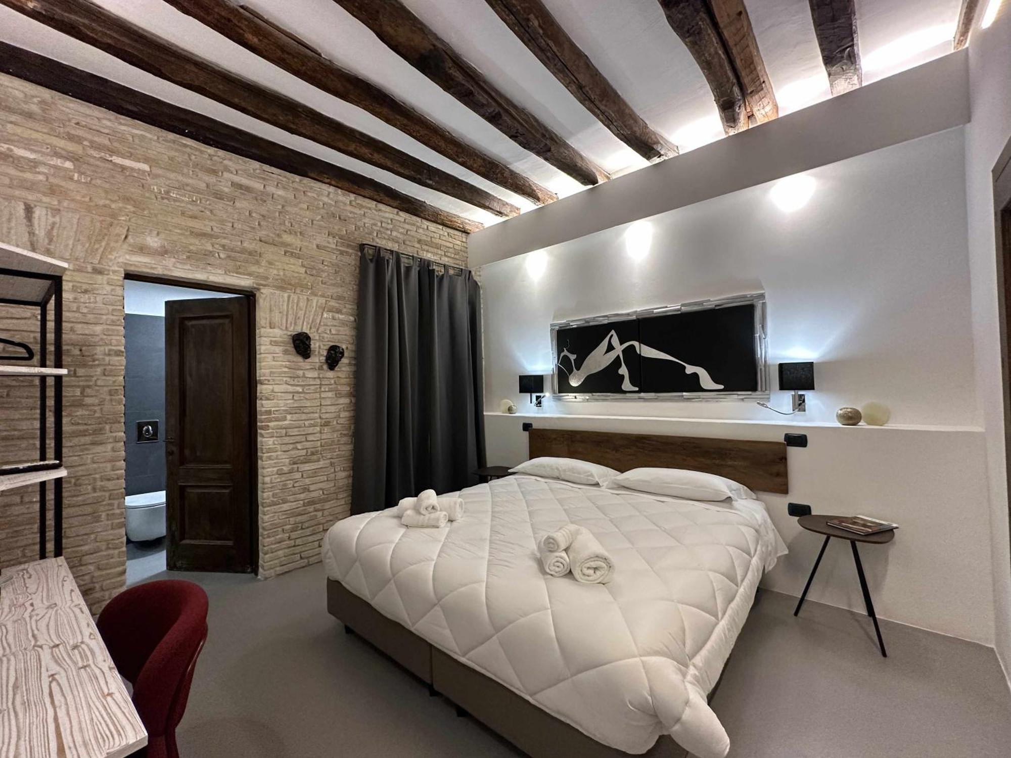 C&O Savoia Deluxe Rooms Cagliari Esterno foto
