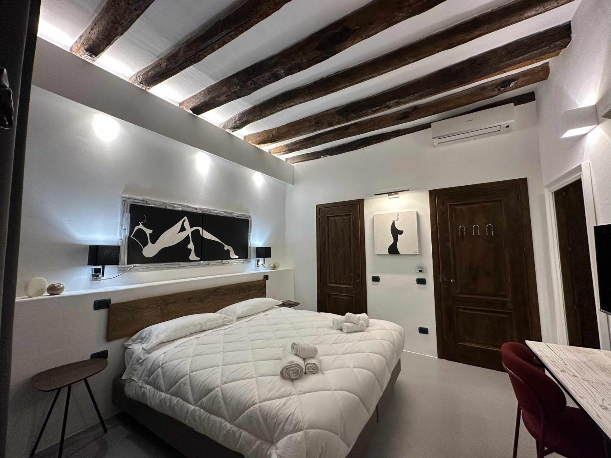 C&O Savoia Deluxe Rooms Cagliari Esterno foto