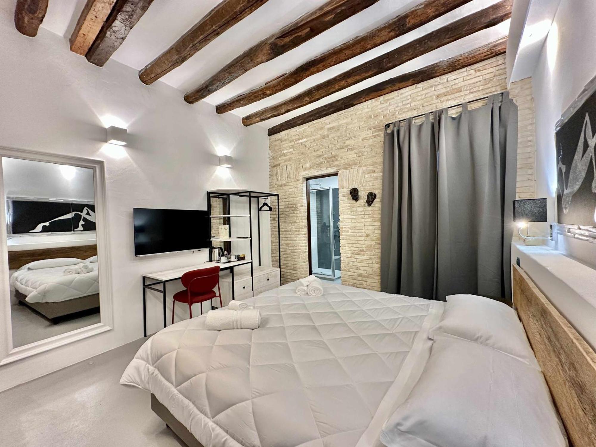 C&O Savoia Deluxe Rooms Cagliari Esterno foto