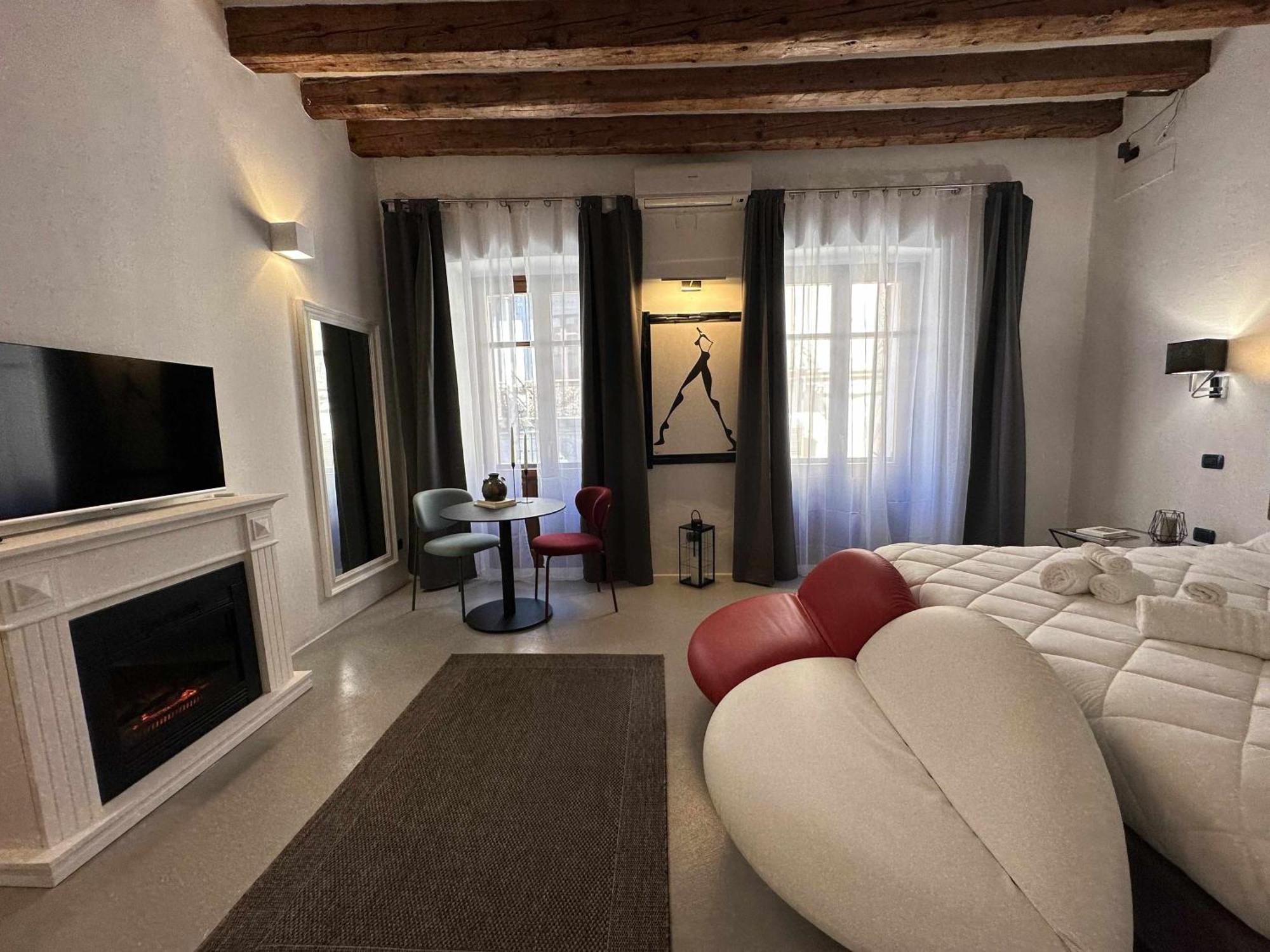 C&O Savoia Deluxe Rooms Cagliari Esterno foto