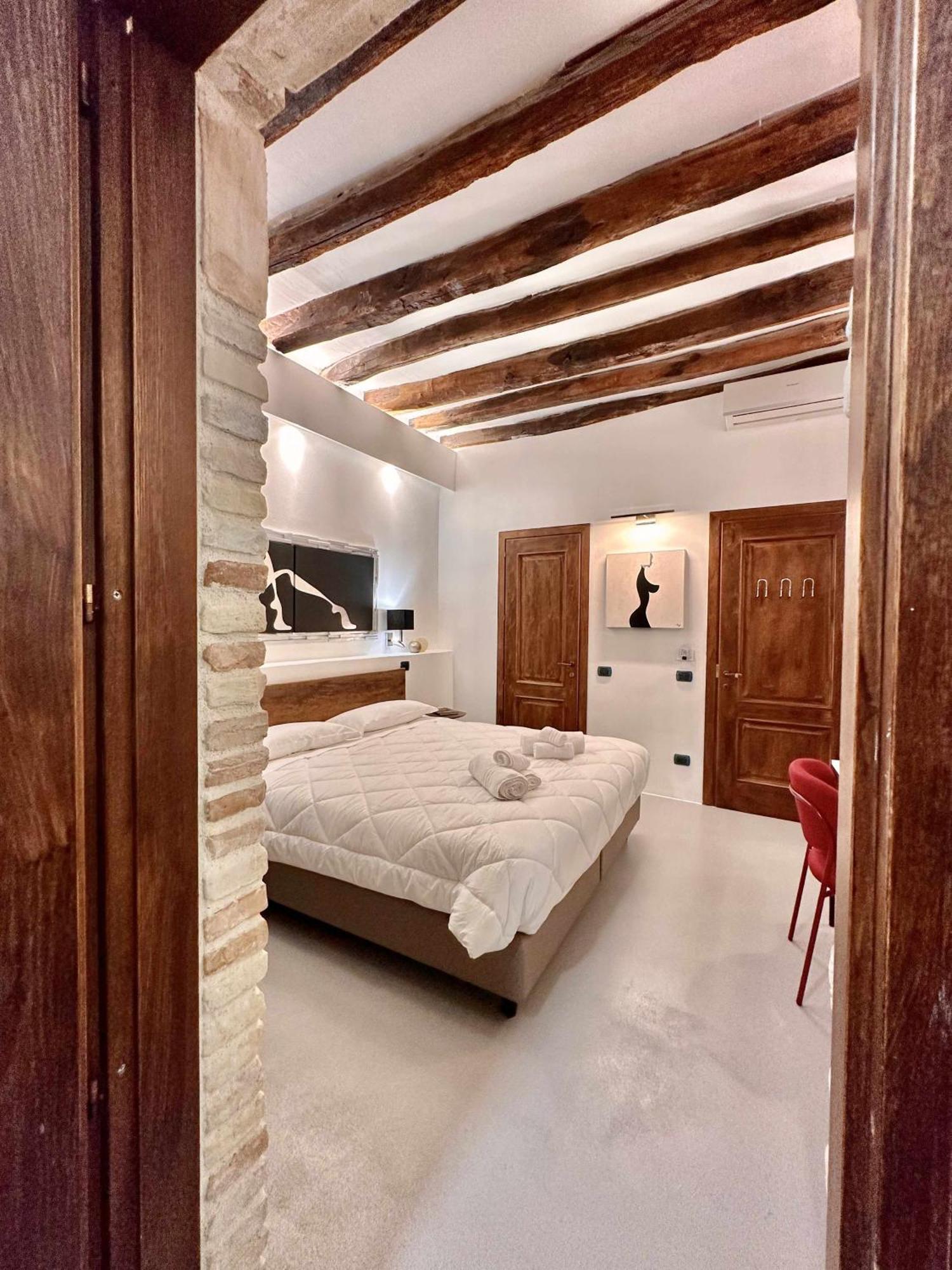 C&O Savoia Deluxe Rooms Cagliari Esterno foto